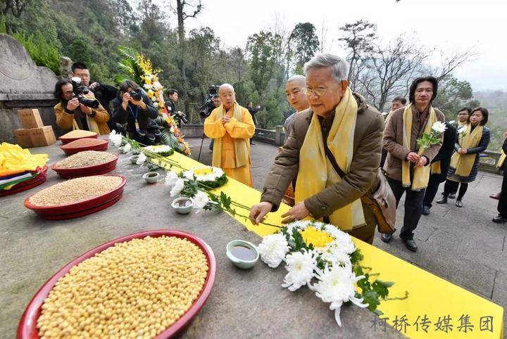 黄仁勋与越南总理共聚一堂，互倒啤酒敬酒彰显友谊_词语解释