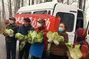 官方回应卖菜老人车中烧火取暖身亡事件_解答解释