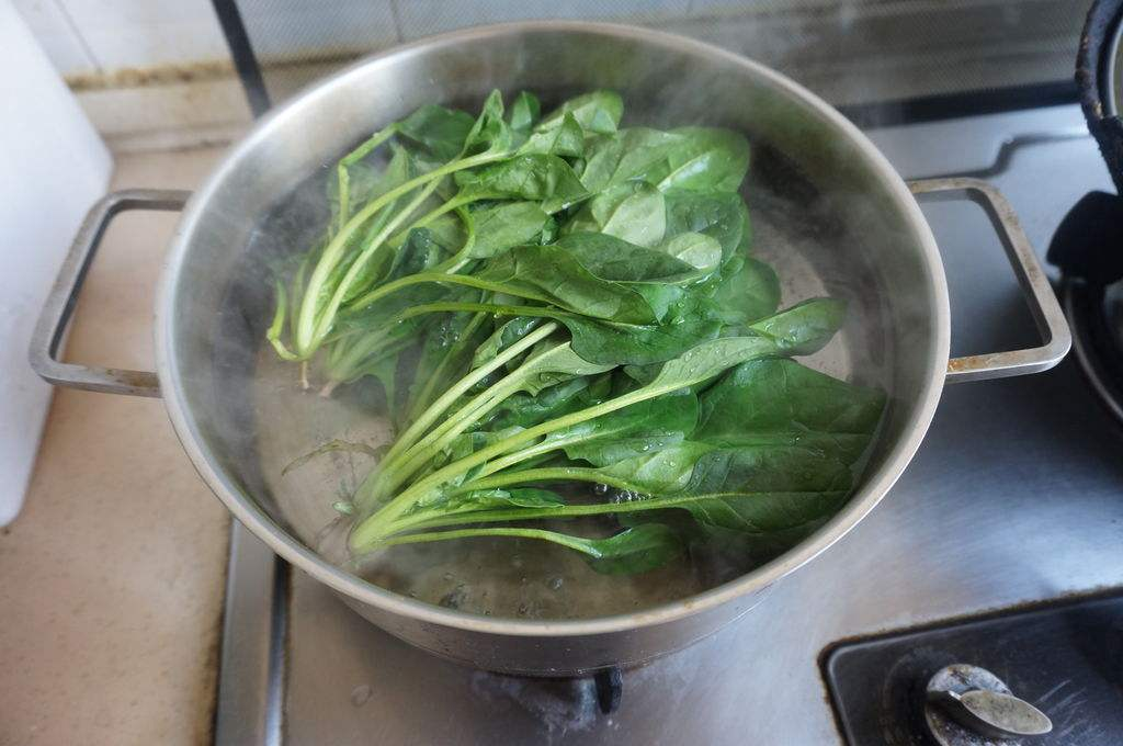 菠菜未焯水直接食用引发头疼的探究_全面解答落实