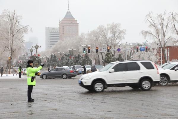 冰雪大世界的守护神，200余名交警全力保障交通安全