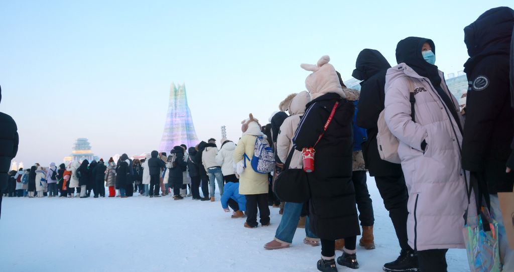 冰雪大世界，游客排队的独特风景，贪吃蛇般的独特体验