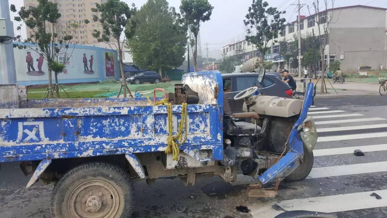 三轮车避让小车却撞上大货车，事故背后的深思与启示