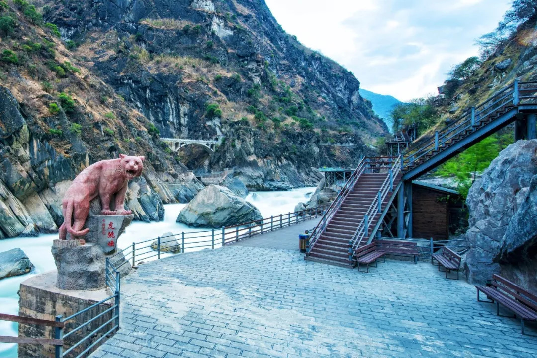 景区回应李现在虎跳峡举国旗，理性看待，传递正能量