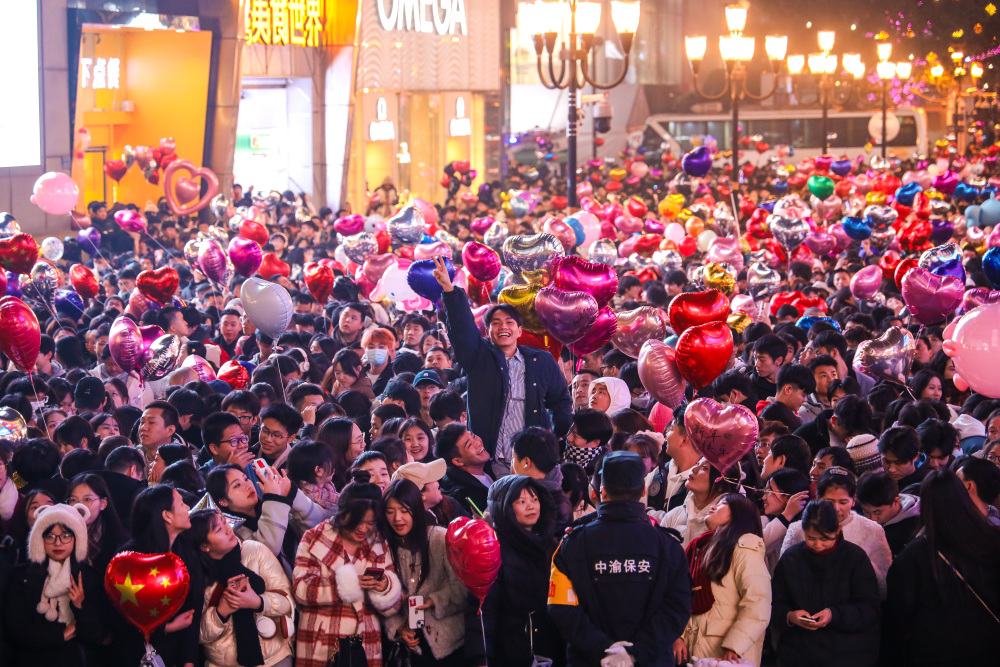 武汉江汉路众人倒数跨年放飞气球，梦幻般的夜晚，共同迎接新年的到来