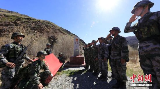 边防官兵在战位上站岗跨年，时代的坚守与奉献