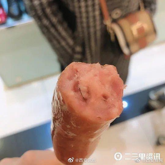 女子烤肠中吃出异物，食品安全警钟长鸣