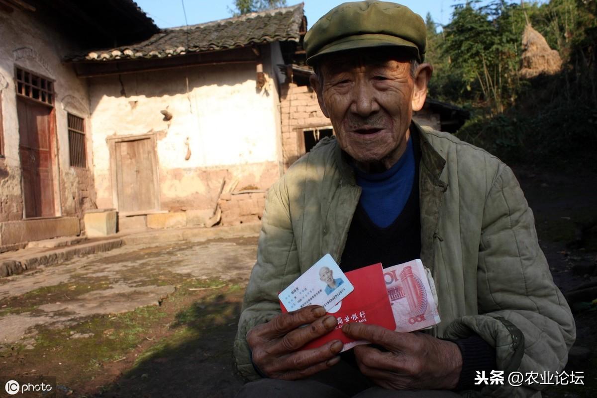 老人熟睡遭人泼冷水，社会需警醒