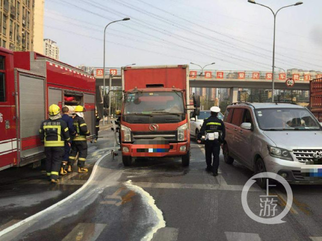 路上货车一直鸣笛，城市中的旋律与故事