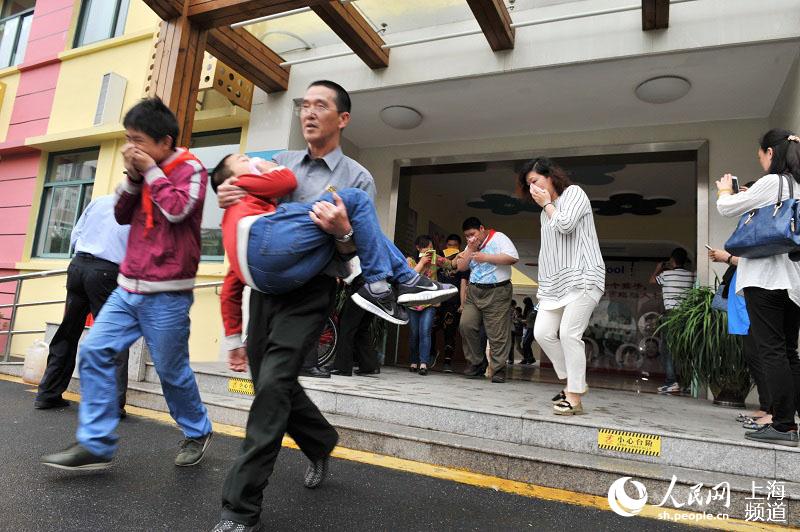 地震瞬间老师抱起上厕所的孩子就跑——致敬英雄教师