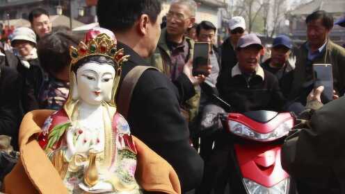 唐僧与观音菩萨空降中央大街，神话与现实的交融