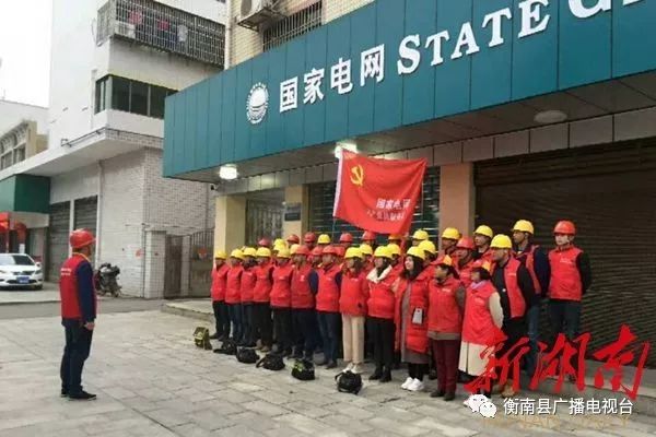 村民燃放烟花热烈庆祝刘强东回乡，一份浓厚的乡土情感与敬意