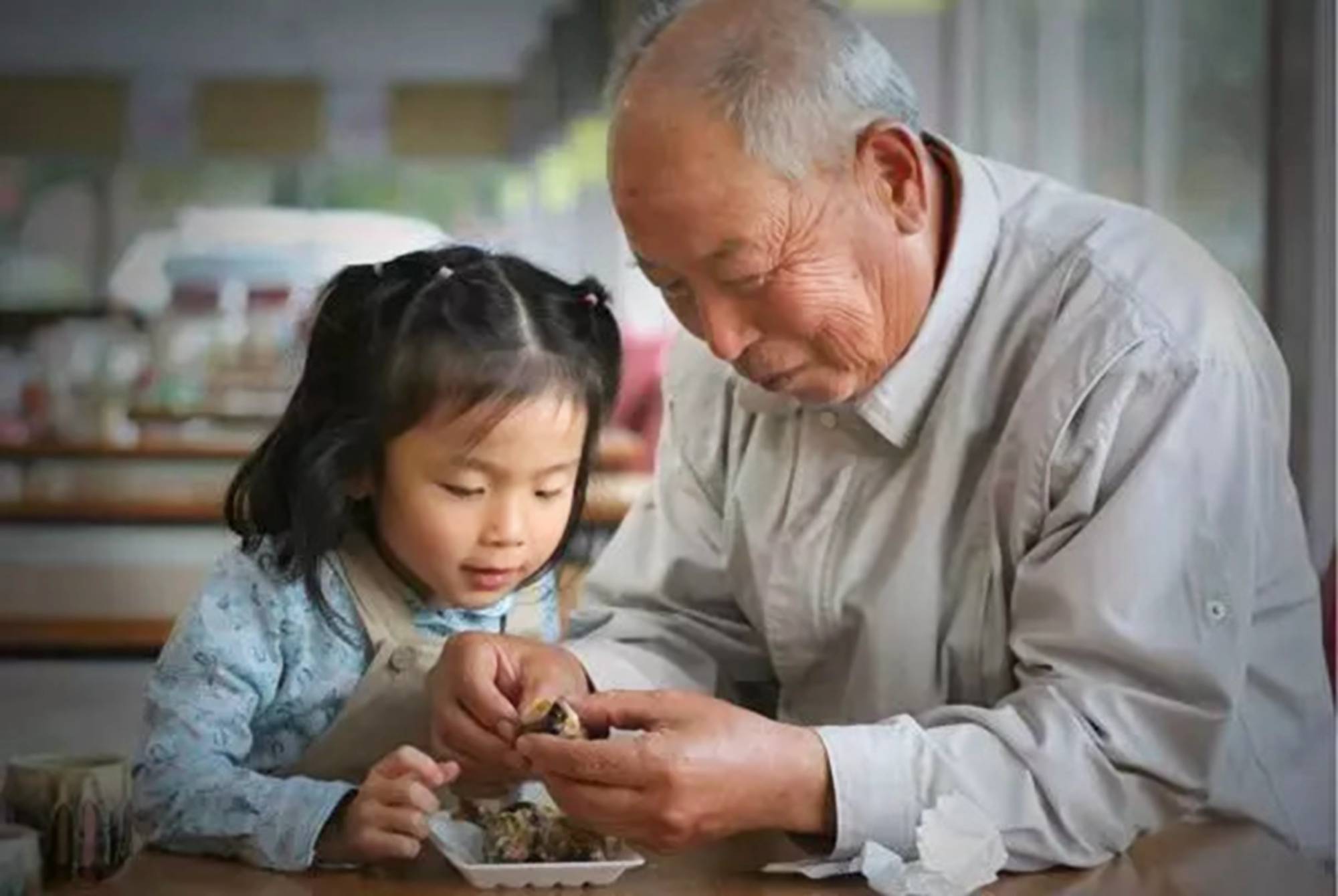 爸爸的独特方式，怕孩子坐飞机吵闹，竟买豆斗乐孩子心